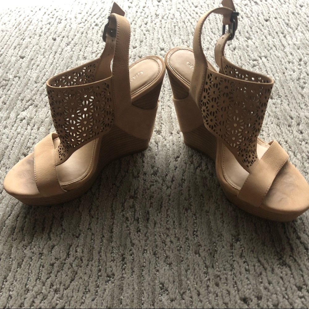 Woman’s tan wedges size 8